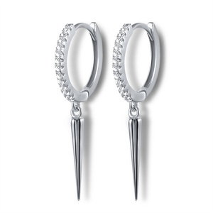 Boucles d'oreilles Huggie en argent sterling 925 avec zircon cubique triangulaire style punk 2021 - Product Image 3