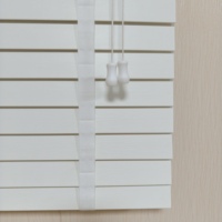 Stores en PVC à lattes imitation bois avec cordon, bande de fixation large et rail inférieur métallique pour hôtels et commerces de détail