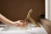 Robinet de lavabo moderne élégant et créatif en or brossé à un seul trou avec cartouche en céramique et eau chaude/froide