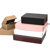 Boîtes rigides en carton ondulé recyclé avec fermeture magnétique et design personnalisé pour l'emballage de chaussures, de robes et de vêtements de mode