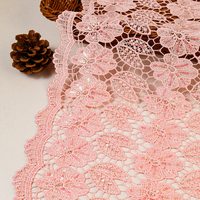 Tissu de dentelle guipure brodé de fleurs roses personnalisées avec perles et sequins, tissu de dentelle à sequins roses pour la haute couture de luxe