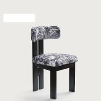 Chaises de salle à manger en bois confortables avec pieds en bois et assise en tissu bouclé de laine, idéales pour restaurants, hôtels et mariages, avec coussin rembourré