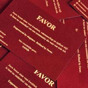 Invitaciones de Boda Personalizadas en Terciopelo Rojo con Impresión en Dorado, Sobres de Terciopelo con Acabado Brillante y Autoadhesivos, y Tarjetas de Agradecimiento - Product Image 2