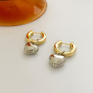 2025 nuevo diseño coreano de alta calidad para mujer pendientes de gota de corazón de oro de 18K de alta calidad pendientes de aro Huggie de latón de moda - Product Image 3