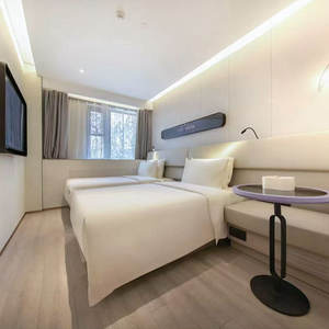 Solution de meubles d'hospitalité clé en main à guichet unique Ensemble de chambre à coucher pour hôtel avec matelas et table de chevet en bois massif - Product Image 1