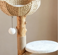 Arbre à chat en bois naturel avec plateforme en panier tressé à la main, poteau à gratter en sisal et jouet pompon suspendu
