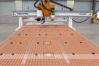 Routeur CNC à changement d'outil automatique grand format avec axe de perçage horizontal pour le perçage latéral des portes d'armoires et le traitement des panneaux