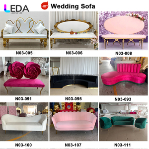 LEDA les chaises et les canapés de mariage rouge utilisés par la mariée et le marié, le trône de canapé dans le style royal, tous disponibles à la vente. - Product Image 5