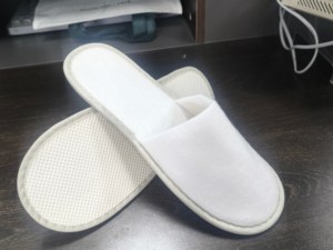 Chaussons d'hôtel jetables personnalisés en tissu éponge - Semelle antidérapante en EVA de 4 mm, chaussons d'intérieur pour invités avec éponge de 2 mm pour l'hôtellerie - Product Image 4