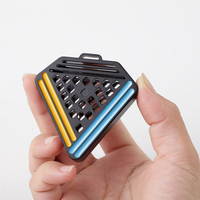 Diffuseur de parfum triangulaire creux en alliage d'aluminium et acier inoxydable, pendentif décoratif suspendu, usiné avec précision par CNC
