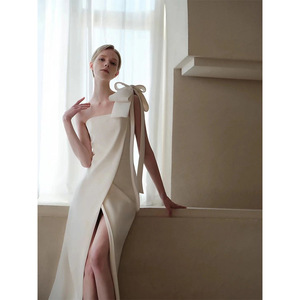 Robe <span class=keywords><strong>de</strong></span> mariée élégante blanche asymétrique à une épaule, avec détail nœud sexy et fente haute, pour <span class=keywords><strong>mariage</strong></span> <span class=keywords><strong>civil</strong></span>, fiançailles et réception - Product Image 3
