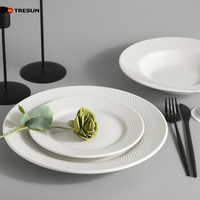 Vente en Gros Personnalisée Fabricant Chinois Restaurant Hôtel Plats d'Accompagnement Vaisselle Céramique Fine Porcelaine Blanche Assiettes Repas Gaufrées