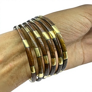 Bracelets en laiton et résine faits à la main, couleur violette, style tendance, bijoux pour cadeau, design irrégulier en laiton doré, design tendance en laiton. - Product Image 1