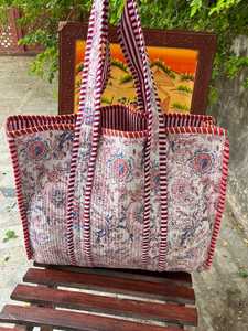 Bolso de Mano Acolchado de Algodón, Elegante, con Estampados de Bloques Inspirados en la Herencia, para Viajes y Compras - Product Image 3