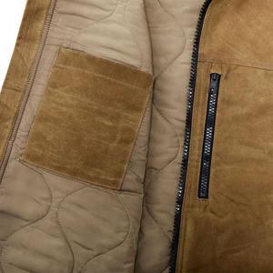 سترة رجالية بدون أكمام مبطنة ومقاومة للرياح بتأثير الصباغة المتموجة، جاكيت بدون أكمام مع إمكانية وضع شعار مخصص - Product Image 4