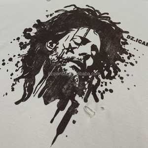 Nouveaux T-shirts pour Hommes en Coton Vintage à Double Encolure, Imprimés Designer, avec Empiècements de Tissu, Coupe Oversize, Motifs Graphiques et Effet Vieilli - Product Image 4