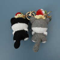 Porte-clés chat en crochet fait main avec breloque nœud rayé rouge fraise, pendentif poupée amigurumi chaton, décoration de sac à main, cadeaux pour femmes