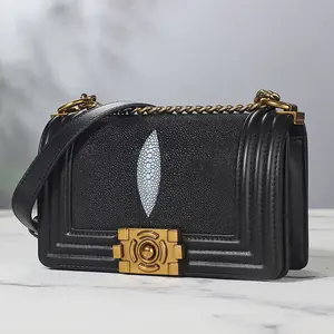 Bolsa crossbody versátil feminina de marca famosa, bolsa axilar de couro com pele de peixe pérola, moda de sentido avançado, bolsa de ombro único