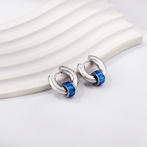 Boucles d'oreilles créoles fines et légères en acier inoxydable plaqué or 18 carats pour femme, hypoallergéniques, tendance, en promotion - Product Image 6