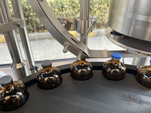 Máquina Automática de Llenado, Tapado y Sellado de Viales de Plástico de 2-200 ml con Bomba, Motor PLC para Aplicaciones de Laboratorio Cosmético - Product Image 4