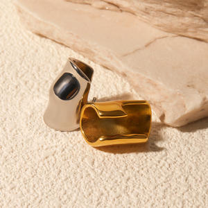 Pendientes de Clip de Oreja Discretos con Diseño de Hueso, Chapados en Oro de 18K PVD, de Acero Inoxidable, Resistentes al Agua para Mujer, E251810 - Product Image 4