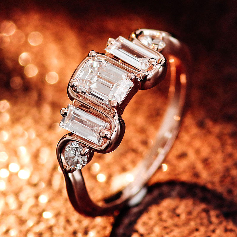 Bague en or massif 18 carats avec diamant de laboratoire.