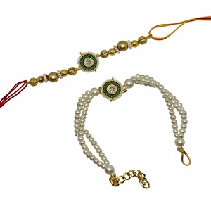 Rakhi artesanal indio para hermano con dije chapado en oro y perlas, conjunto de pulseras clásicas para hombre y mujer, par de rakhi. - Product Image 3