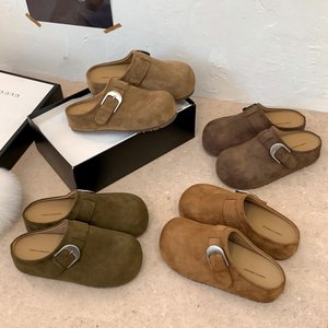 Mules en daim pour femmes, sabots à enfiler, pantoufles plates à bout ouvert avec boucle métallique et sangle réglable pour l'extérieur et l'intérieur - Product Image 6