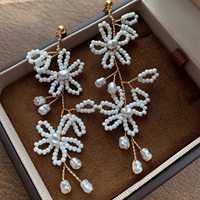 Anting-anting gantung unisex berbahan dasar kuningan lapis emas 18K dengan detail bunga anyaman dan rumbai mutiara, produk terlaris premium, barang baru, grosir.