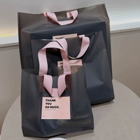 Sacs en plastique vert givré en gros d'usine, logo personnalisé imprimé, sacs cadeaux à poignée épaule, sacs de shopping pour vêtements