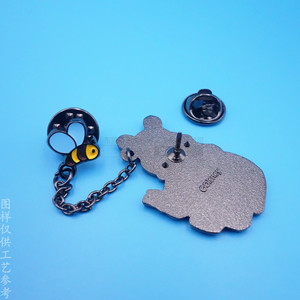 Broche Winnie l'ourson en alliage de zinc émaillé, figurine d'animal de dessin animé avec chaîne, cadeau unisexe - Product Image 4