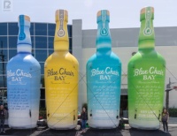 Bouteille de rhum géante gonflable de 8 m avec éclairage LED, logo personnalisé, accessoire pour la publicité des magasins de spiritueux/la promotion de marques/les expositions