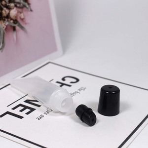 Tubos de brillo de labios exprimibles transparentes OEM 10ml 5ml con tapa de rosca de boca inclinada Material PE para embalaje de brillo de labios - Product Image 2
