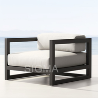 Fauteuil de jardin minimaliste en aluminium pour l'extérieur, avec un cadre robuste et un coussin blanc doux