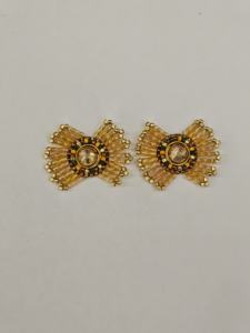 Boucles d'oreilles exquises et minimalistes plaquées or 18 carats, faites à la main, avec des perles de riz Miyuki, design circulaire, boucles d'oreilles à ailes - Product Image 3