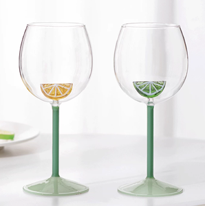 <span class=keywords><strong>Verre</strong></span> à <span class=keywords><strong>vin</strong></span> rouge en <span class=keywords><strong>verre</strong></span> borosilicate de haute qualité, personnalisable en gros, avec tige fine de couleur <span class=keywords><strong>vert</strong></span> jade, au design créatif et esthétique - Product Image 1
