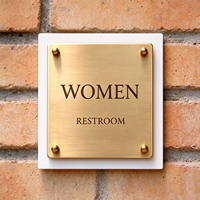 Plaque de porte carrée en laiton gravée, moderne et écologique, pour toilettes féminines, avec plaque de fond blanche et clous en laiton, signalétique WC personnalisée en métal