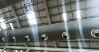 Conduit d'air isolé en caoutchouc-plastique industriel avec buses pour système de ventilation d'atelier d'usine de véhicules à énergie nouvelle