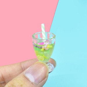 Encantadores dijes de resina con forma de taza de bebida de frutas simuladas para manualidades, llaveros, fabricación de joyas DIY, pulseras, collares y colgantes para pendientes - Product Image 2