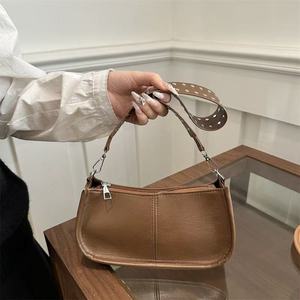 Sac à main minimaliste avec poignée argentée et bandoulière - Product Image 3