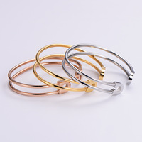 Bracelet manchette créatif et tendance en acier inoxydable plaqué or 18 carats, motif épingle de sûreté, géométrique, ajouré et ouvert pour femme