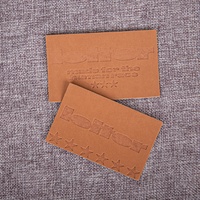 Étiquettes de vêtements personnalisées en cuir PU, fabriquées en usine, avec logo en relief, découpées au laser, lavables, pour vêtements et sacs