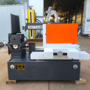 ماكينة EDM متعددة الوظائف عالية السرعة كبيرة تفتق 30 45 درجة DK7745 CNC لقطع الأسلاك - Product Image 1