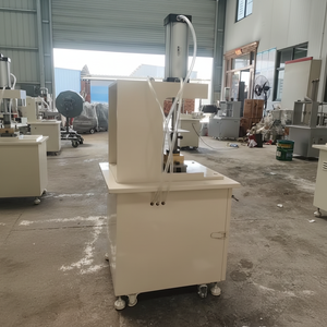 Dispensador hecho a mano añadiendo jabón a una lavadora a presión - Product Image 1