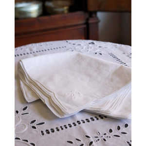 Mantel Redondo de Satén Comercial Carlareggio con Bordado y 8 Servilletas de Lino Bordadas para Hoteles, Bodas y Fiestas Navideñas - Product Image 4