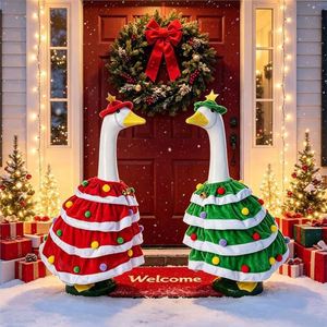 Disfraz de Ganso Navideño para Decoración de Patio - Conjunto de Capa y Sombrero de Poliéster de Cuatro Capas Rojo/Verde de 23 Pulgadas, Marca WPET - Product Image 4