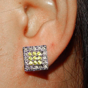 Boucles d'oreilles clous géométriques en or blanc avec zircon rond serti à griffes, bijoux de mode classiques pour femmes en alliage - Product Image 3