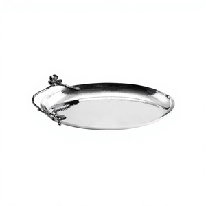 Plateau de service en métal argenté écologique Amson Brass avec poignées décoratives, finition polie, forme ovale, compatible lave-vaisselle et micro-ondes - Product Image 1