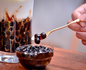 Perlas de tapioca negras, brillantes y masticables para té de burbujas, té con leche y adornos para té de frutas - Product Image 1