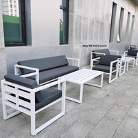 Ensemble canapé de loisirs d'extérieur moderne avec table basse imperméable à l'eau protection solaire élégant design simple pour villa cour paysage